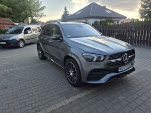 lśniący, nowoczesny szary suv