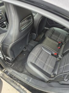 zabrudzone wnętrze auta osobowego 7